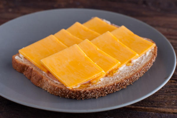 sandwich met honing en kaas