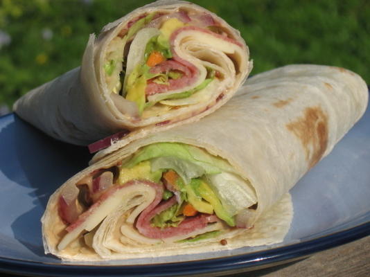 salami en avocado sandwich wrap met balsamico mosterd spread