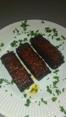 met esdoorn gemarineerde tempeh