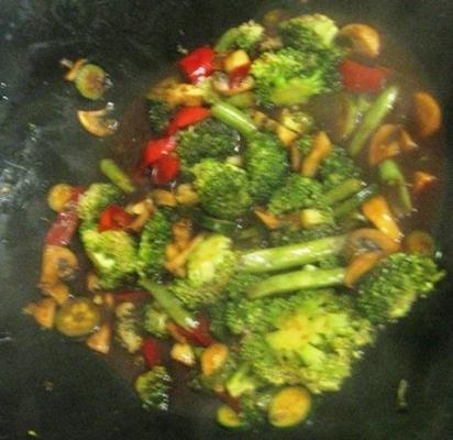 broccoli, champignons en rode paprika's in knoflooksaus met zwarte bonen