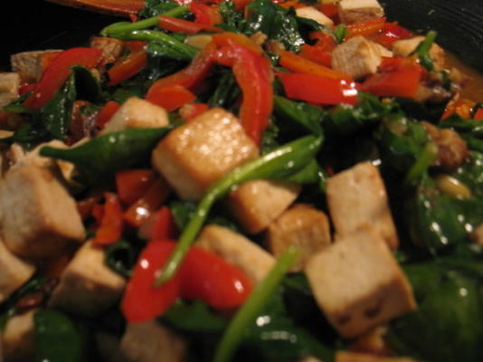 penne met geroosterde tofu, paprika en spinazie in knoflooksaus