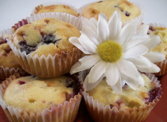 witte chocolade en gemengde bessenmuffins