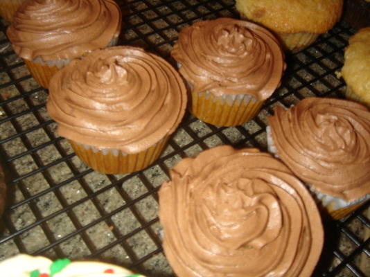 glutenvrije, suikervrije veganistische vanille cupcakes met chocolade