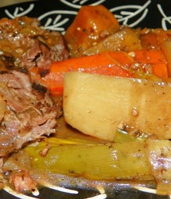 klassieke Franse pot au feu - crock pot of le creuset