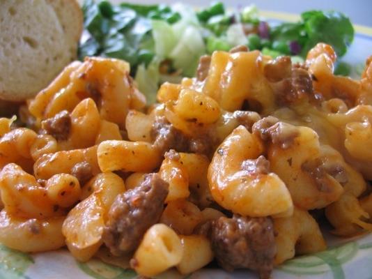 braadpan van rundvlees en macaroni