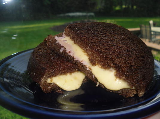 gegrilde broodjes met Goudse kaas met gerookte ham en roggebrood