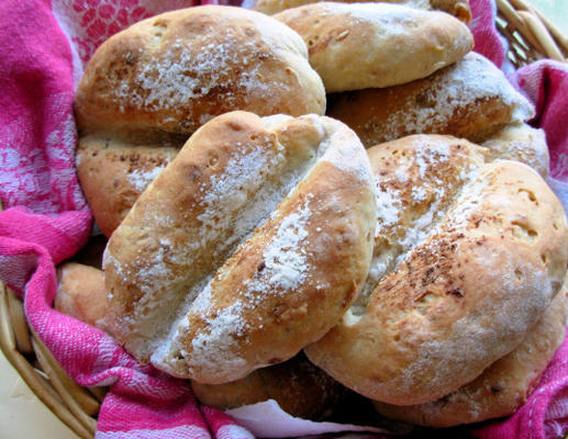 traditionele Franse pistolets - kleine ui en roggebroodjes