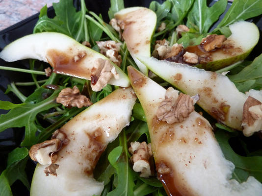 raket (rucola), salade van peren en walnoten