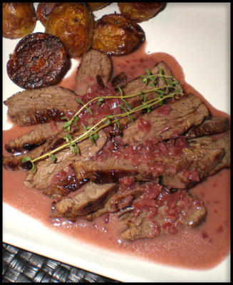 bavette (flap) steak met beurre rouge en geroosterde aardappelen