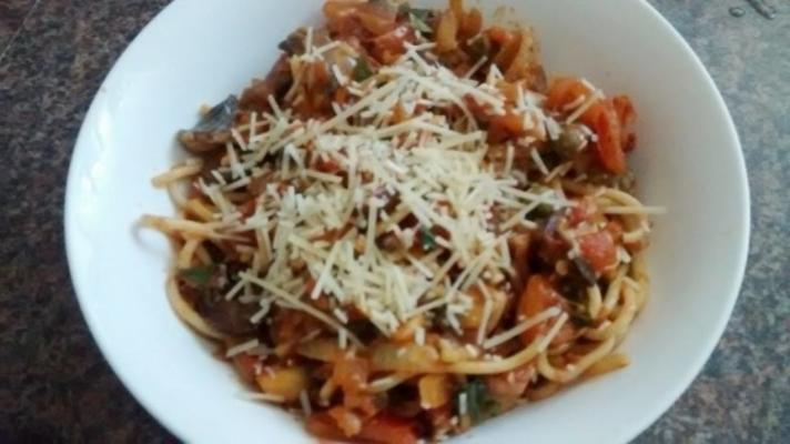 pasta met tomaten, zwarte olijven en kappertjes