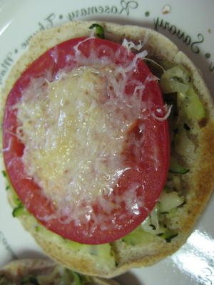 gegrilde courgette parmezaan sandwiches