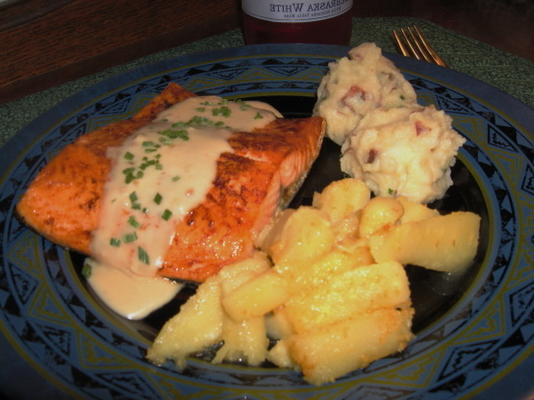 geroosterde zalm met knoflooksaus