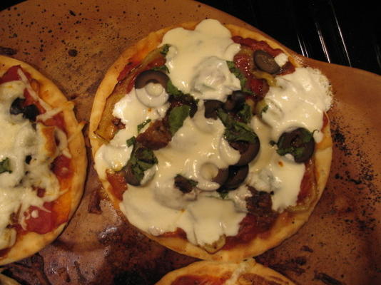 tomaat en gele peper pita pizza