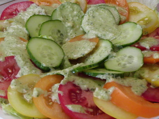 tomaat en komkommersalade met een pesto-achtige dressing.