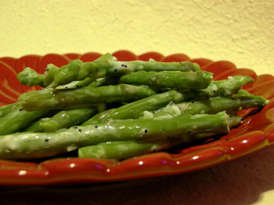 gekoelde asperges met citroenachtige knoflookdressing