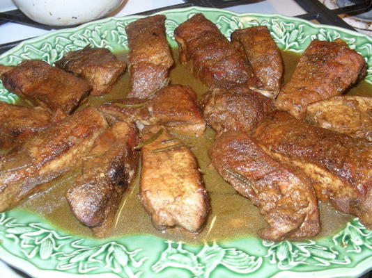 balsamico geglaceerd varkensvlees met gekarameliseerde uien