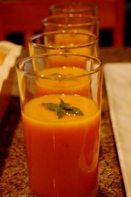 gekoelde meloen perziksoep met gember en munt