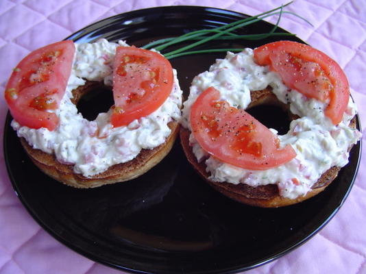 ontbijt bagel, met tomaat en tuinkaas