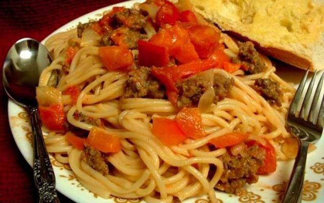 spaghetti met worst en paprika's