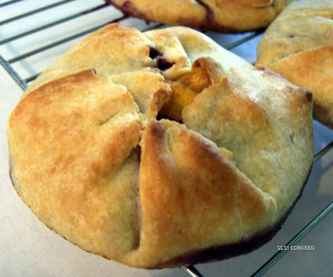 rustieke perzik en bessengaletten