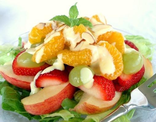 fruitsalade met zoete sinaasappelcrème