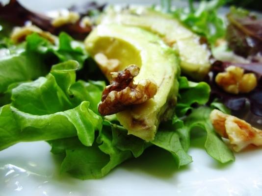 salade van avocado, sla en walnoot met honingdressing