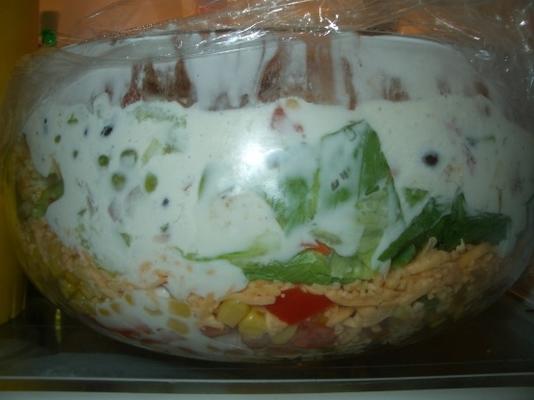 gelaagde salade van maïsbrood