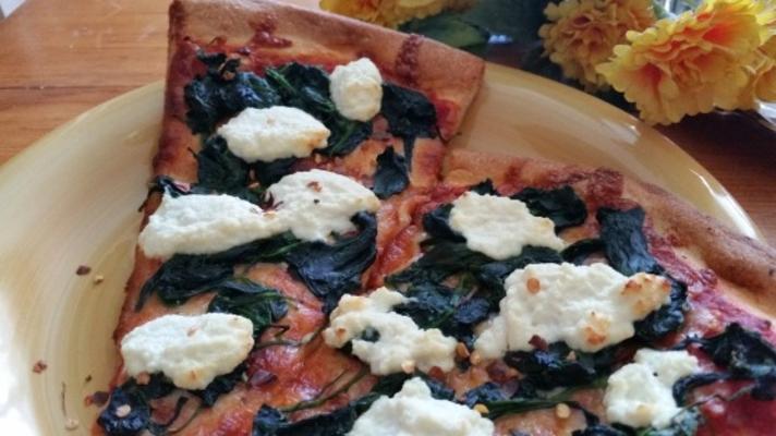 spinazie ricotta pizza met verse tomatenpuree