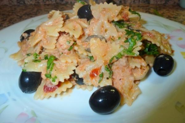 pasta met saus van tonijn en tomatenroom