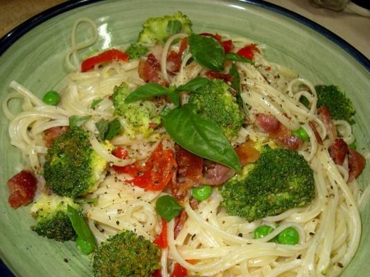 linguine met broccoli, erwten, ricotta en spek