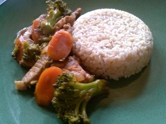 Aziatisch geïnspireerd varkensvlees en broccoli roerbakken