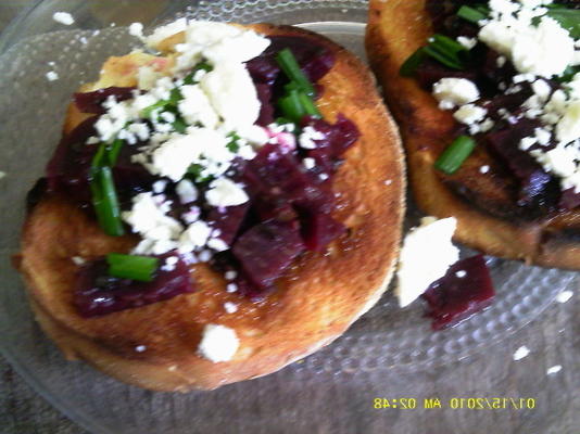 geroosterd bietenvoordeel met feta op crostini