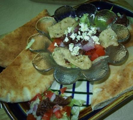 gegrilde kip, Griekse stijl, met salade en warm pitabroodje voor