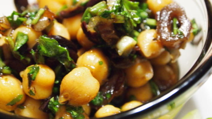 zomerse garbanzo bonensalade (veganistisch vriendelijk)