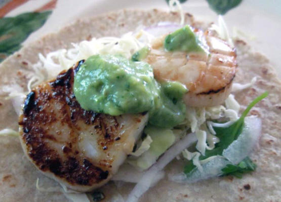 gegrilde coquilles taco's en koolsla met pittige avocado saus