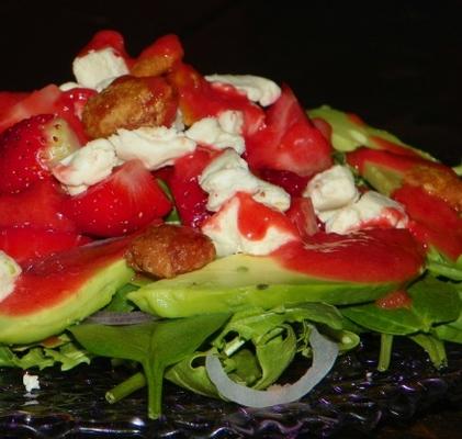 aardbei, geitenkaas en geroosterde okkernootsalade met aardbei