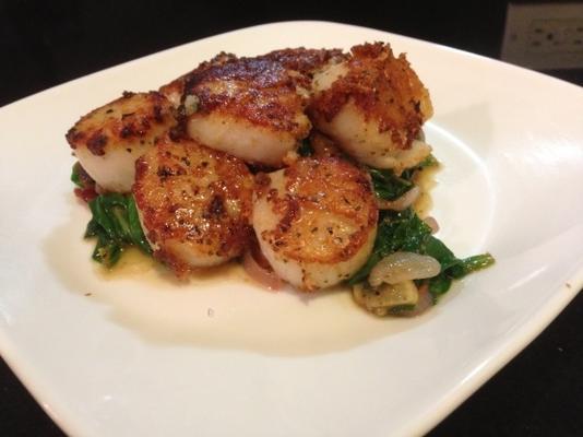 verborgen vallei ranch Crusted sint-jakobsschelpen met spinazie rsc