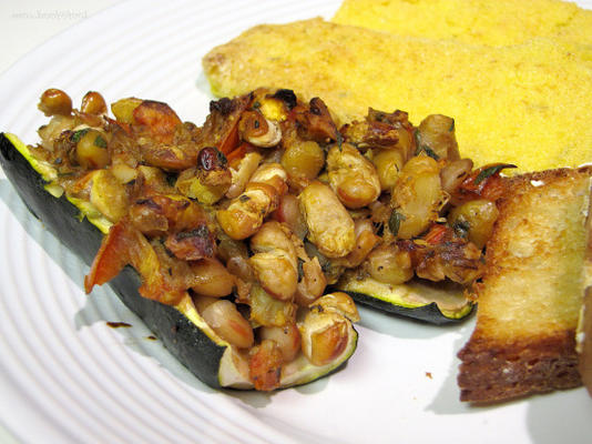 courgette gevuld met tomaat, witte bonen en pesto