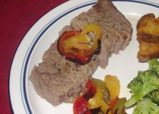 gegrilde rib-eye steaks met geroosterde paprika's