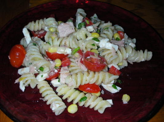 pastasalade met tonijn, maïs en cherrytomaatjes