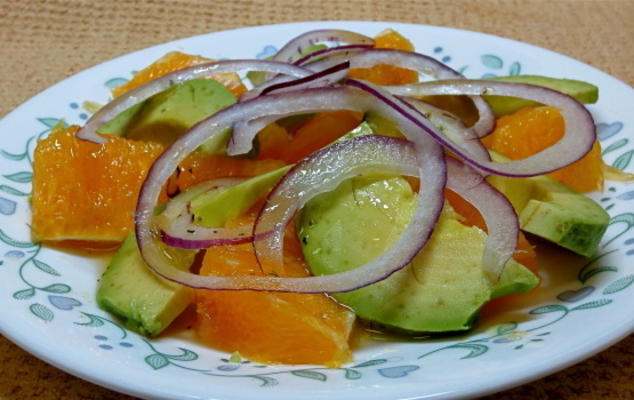 salade van avocado, oranje en paarse ui