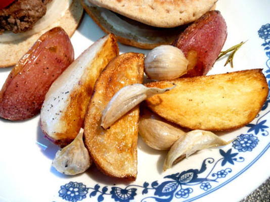 desirandeacute; e aardappelen pan-gekookt met rozemarijn en knoflook