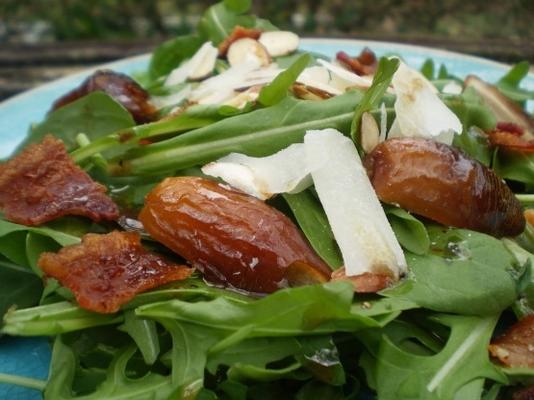 rucola salade met spek, dadels, amandelen en parmezaanse kaas