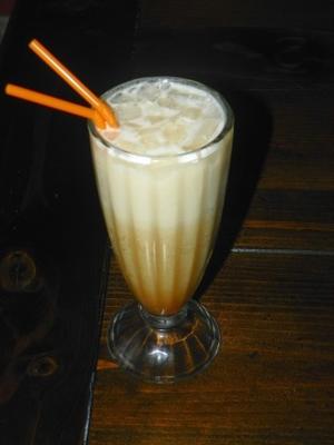 oranje Italiaanse frisdrank met een tropische houding