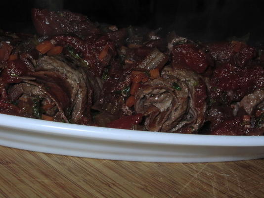 rundvlees rolt in rode wijn tomatensaus