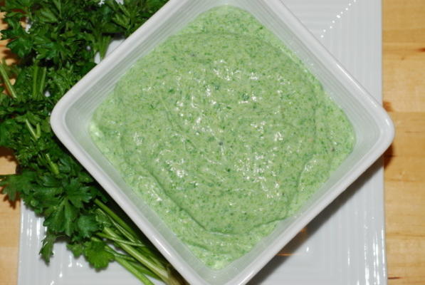 spinazie-knoflook dip met pita driehoeken en groenten