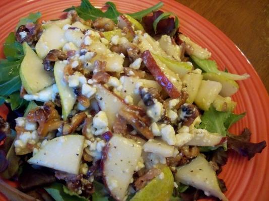 perensalade met en spek, gorgonzola en gesuikerde walnoten