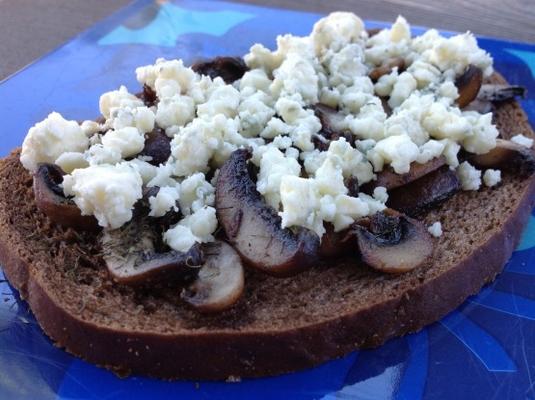gebakken champignons en blauwe kaassandwich