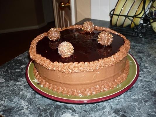 chocoladelaagcake met frambozenroomvulling
