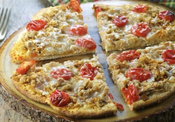 Thaise tonijn en tomaat pizza